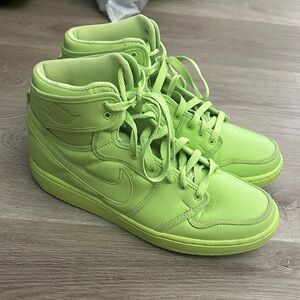 Billie Eilish Jordan’s women’s 10.5